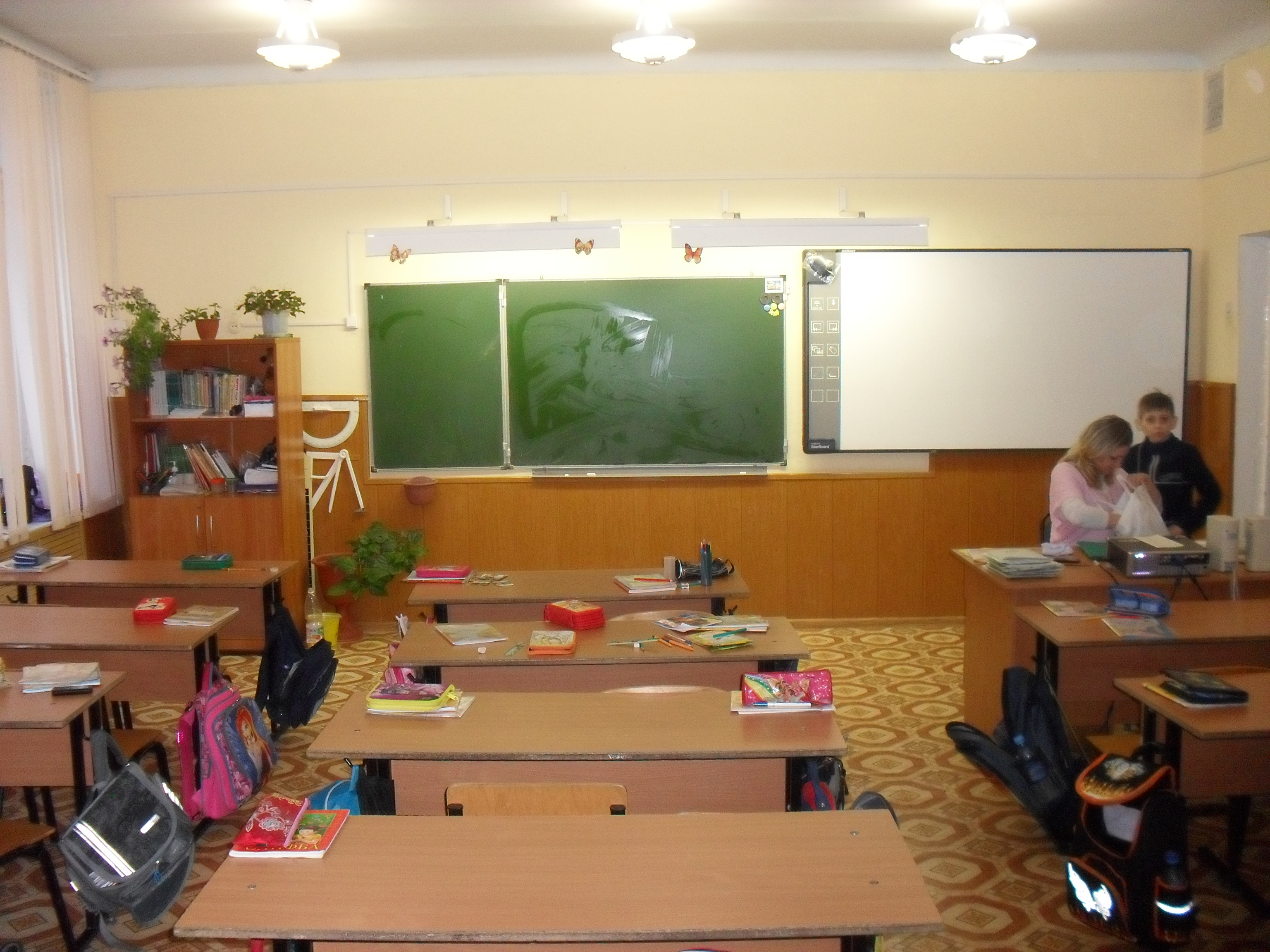 организация учительского стола в классе